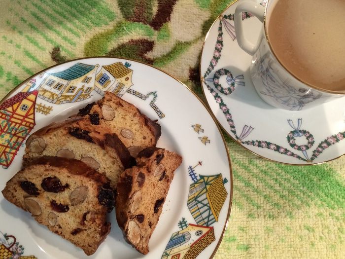 Кантучини с миндалем и вяленой вишней