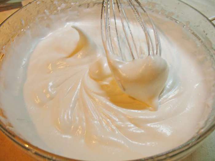 Карамельный медовик с клубникой