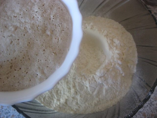 Сдобная булка с изюмом