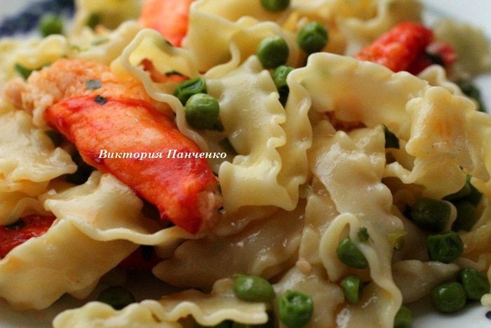 Мафальдине с камчатским крабом и зеленым горошком, запеченные в пергаменте