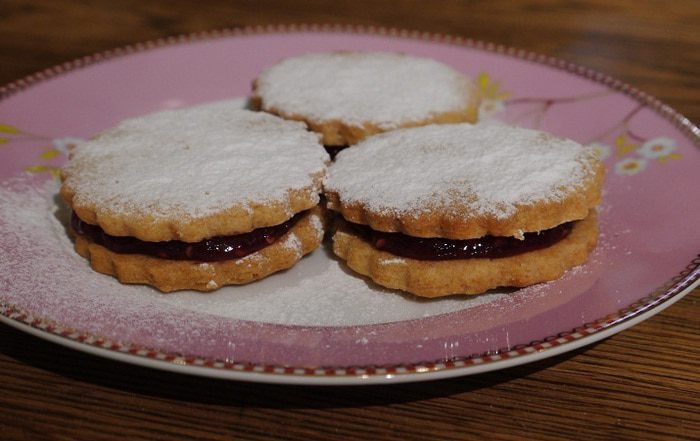 Печенье с малиновым джемом