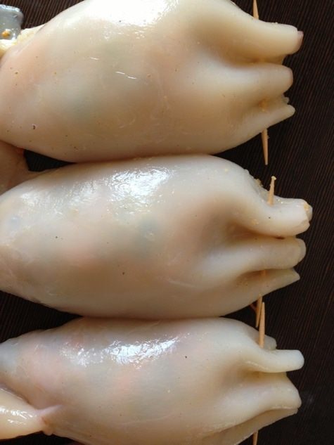 Кальмары, фаршированные морепродуктами, под сливочным соусом 