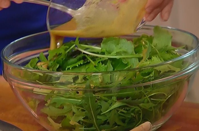 Зеленый салат с жареными грибами и кедровыми орешками