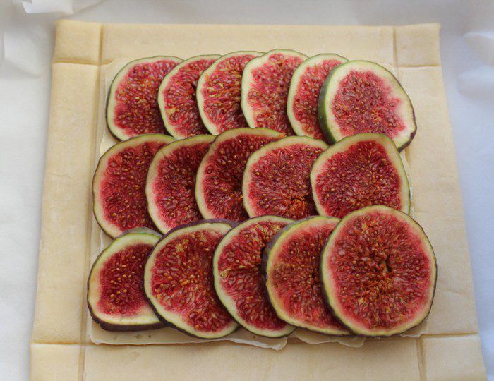 Тарт с инжиром и сыром бри