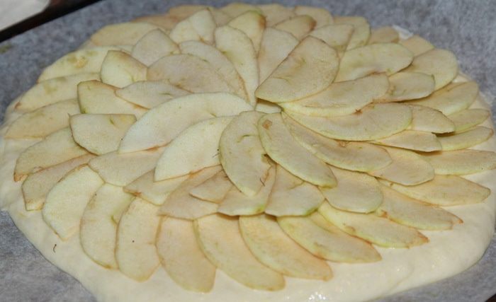 Лепешка с яблоком и сыром