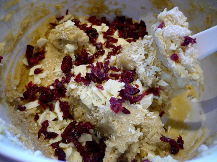 Апельсиновый пирог с белым шоколадом и клюквой