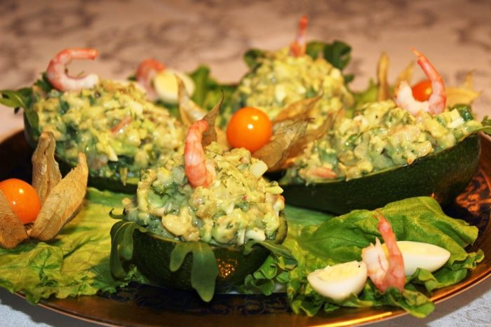 Закуска из авокадо, груши и креветок