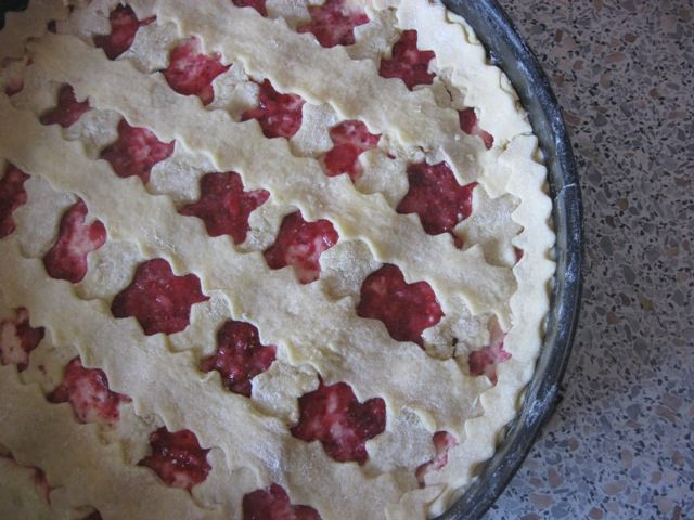 Песочный пирог с творогом и клубничным джемом