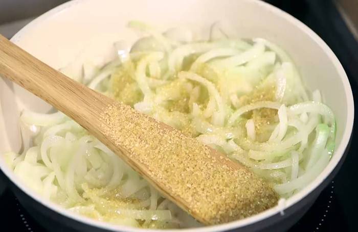 Быстрый пирог с ветчиной, луком и сыром 