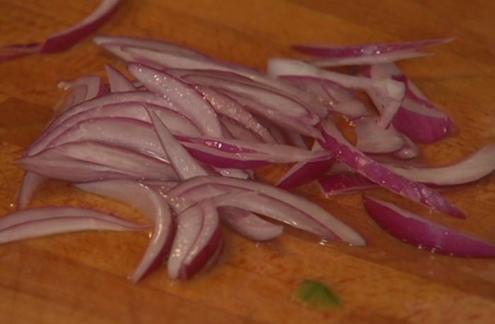 Салат из сладкого перца с огурцом и куриной грудкой 