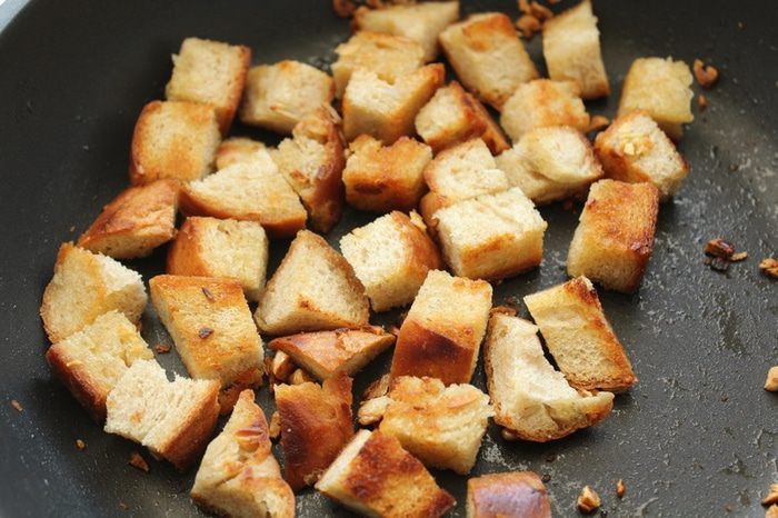 Салат из помидоров с руколой, фетой и сухариками