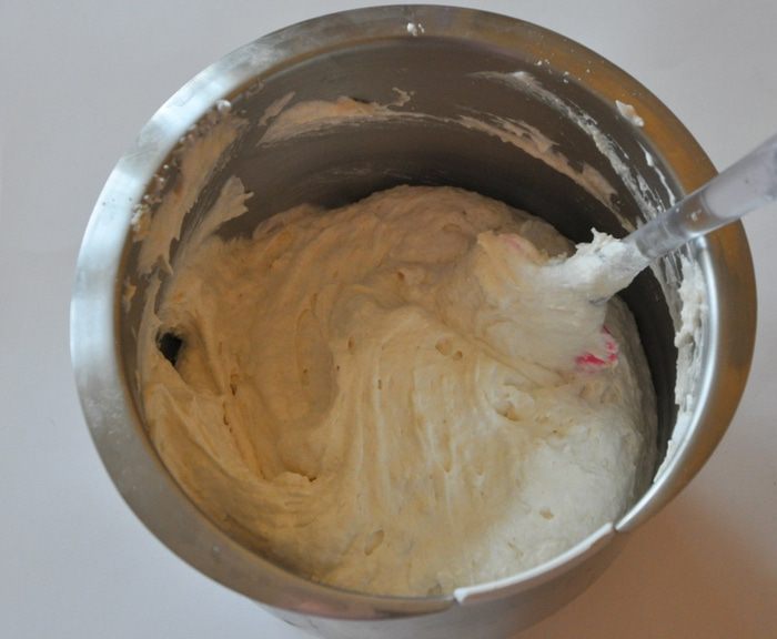 Миндальный торт с шоколадным муссом, безе и карамелью