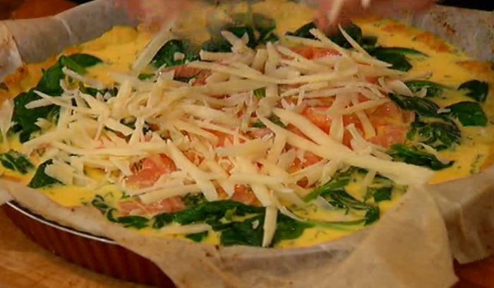 Киш с семгой и шпинатом