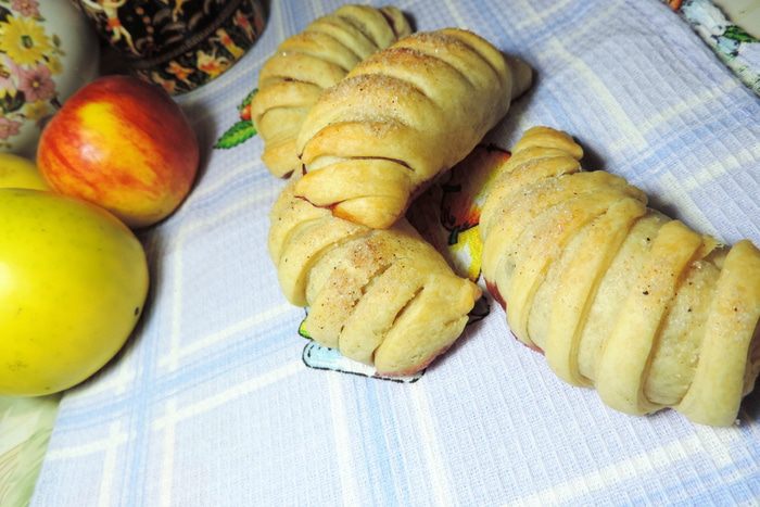 Ложное слоеное тесто и рогалики с яблоками из него