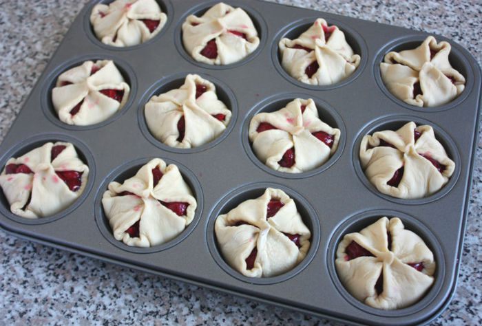 Пирожки с вишней