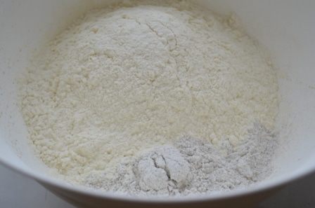 Пшенично-ржаной хлеб с изюмом и орехами