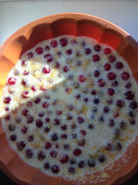 Кекс на сыворотке из кукурузной крупы с клюквой и апельсиновой цедрой