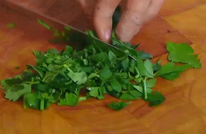 Салат из молодых овощей с соусом из петрушки 