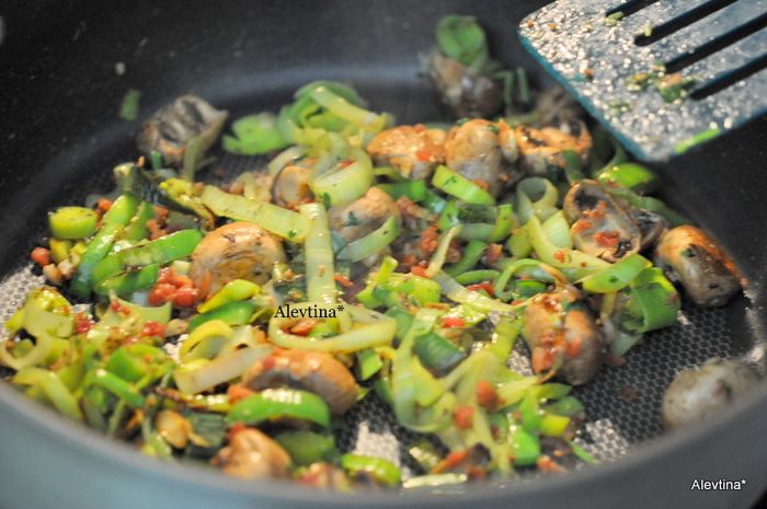 Гренка с грибами и луком-пореем