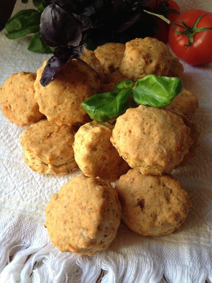 Печенье с вялеными помидорами и базиликом