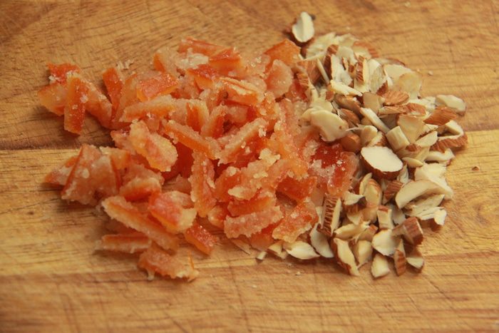 Хлеб с полбой и цукатами