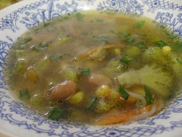 Суп с брокколи, фасолью и кукурузой.