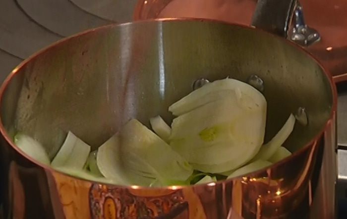 Суп-крем из фенхеля, сельдерея и порея с семгой