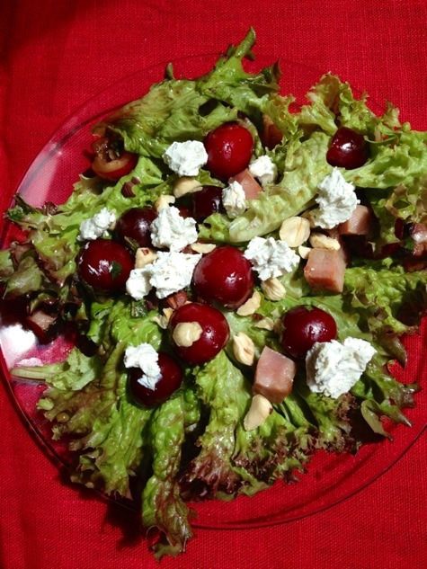 Салат с черешней, козьим сыром и беконом