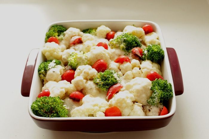 Запеканка с тефтелями, брокколи и цветной капустой
