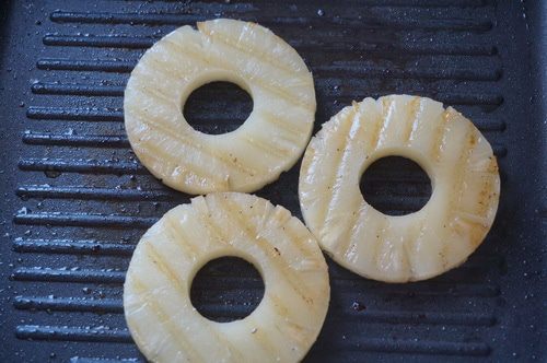 Бургер с ананасом и соусом терияки