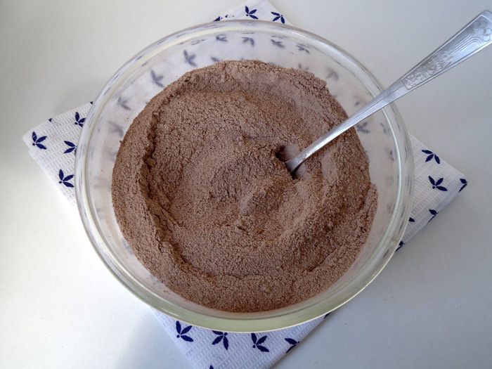 Шоколадный пирог со сливой