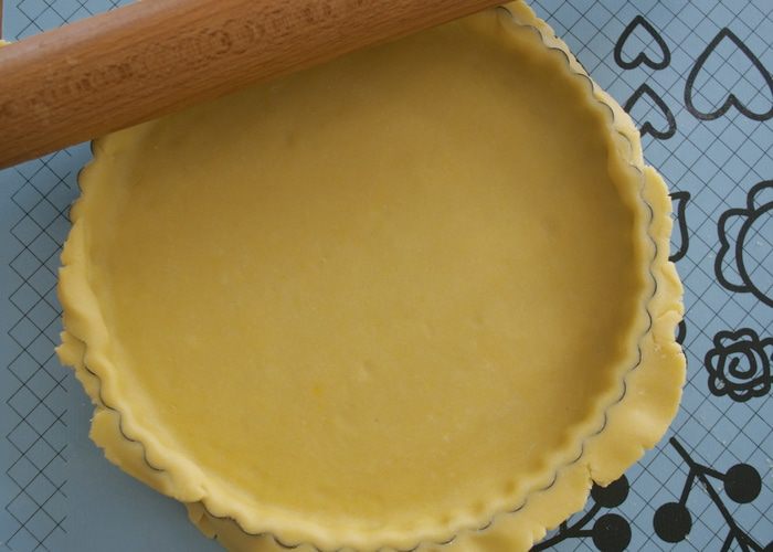 Шоколадно-сливочный тарт с фруктами