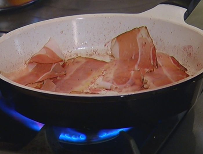 Салат с запеченной свеклой и сухариками