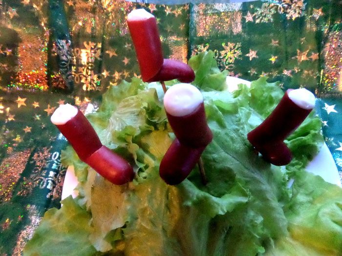 Рождественские сапожки из колбасок