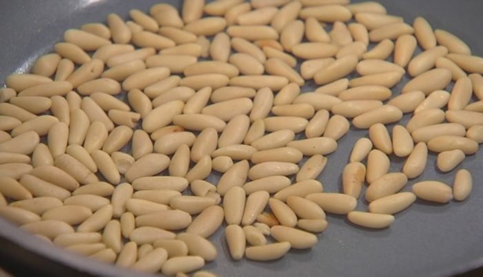 Салат с рисом, сельдереем и кедровыми орешками 