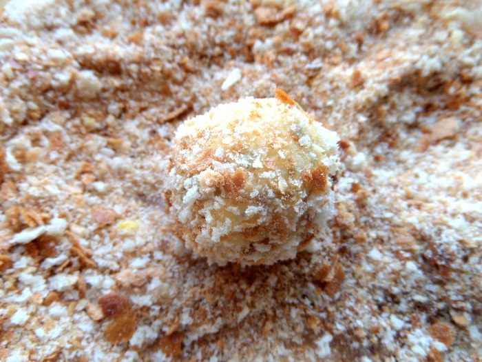 Сырная закуска-шарики в томатном соусе