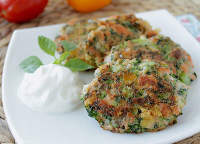 Оладьи из брокколи и лосося