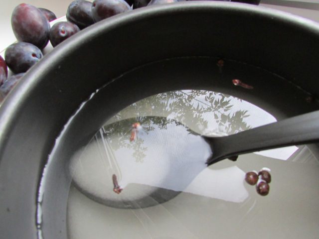 Сливы, маринованные с чесноком