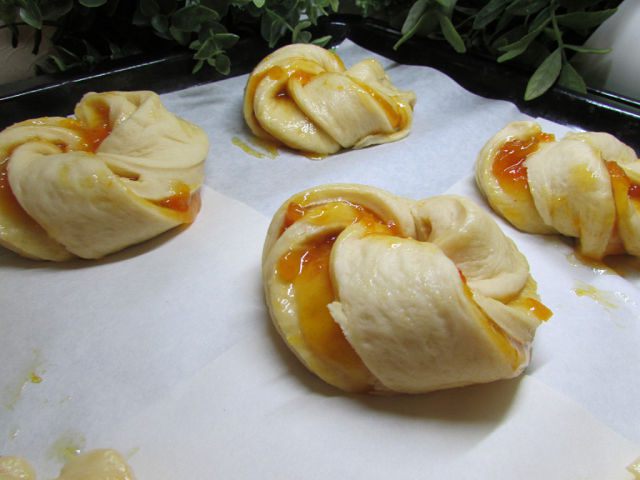 Булочки с абрикосовым джемом