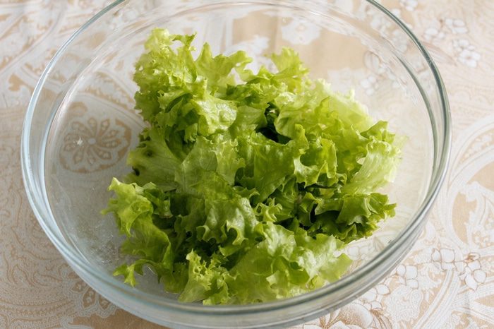 Летний салат с руколой, помидорами и сырной заправкой