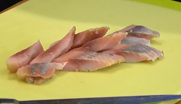 Овощные драники с селедкой