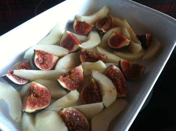 Крамбл с грушами и инжиром