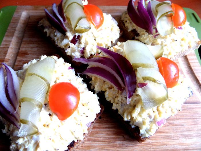 Бутерброды открытые с сырно-яичной начинкой