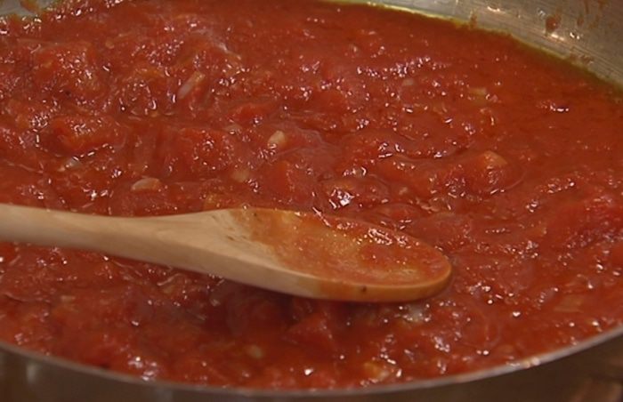 Яичница-болтунья с помидорами и базиликом 