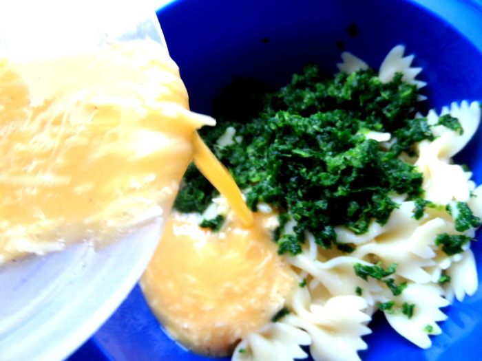 Фриттата с макаронами и шпинатом