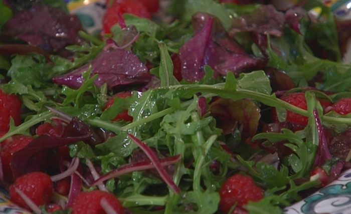 Салат с малиной и гренками с творожной начинкой 