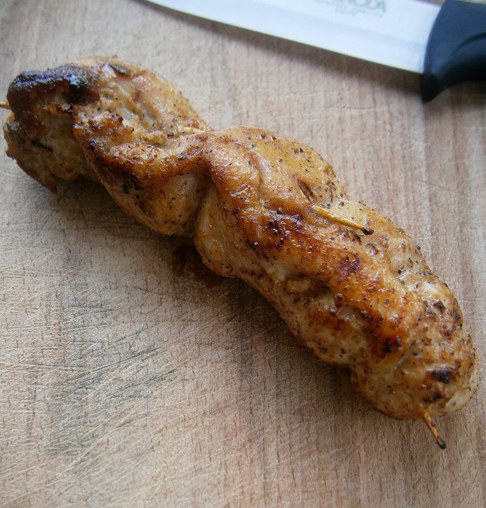 Куриный рулетик с мятой и томатно-мятным соусом