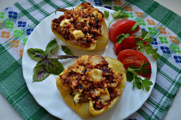 Перцы, фаршированные фаршем, булгуром и сулугуни