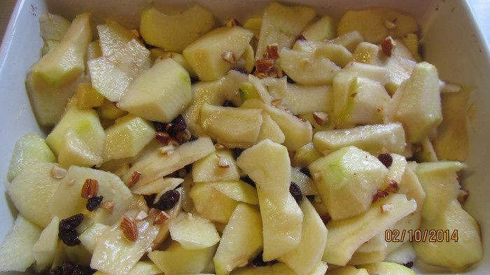 Яблочная запеканка с изюмом и миндалем