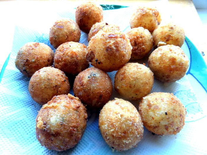 Сырная закуска-шарики в томатном соусе